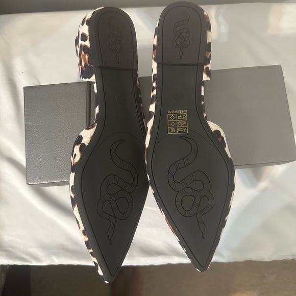 Brand Shein leopard print point toe flats - Picture 3 of 4